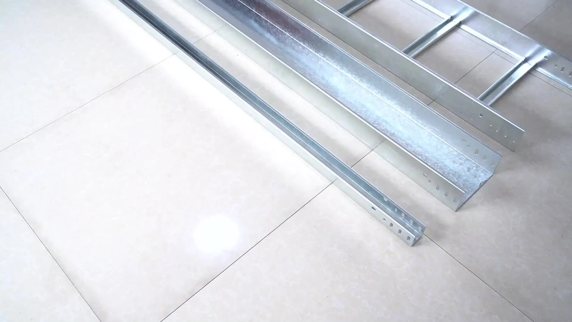 سینی کابل گالوانیزه ؛ انواع، کاربردها،مزایا و راهنمای خرید از شرکت نوسان